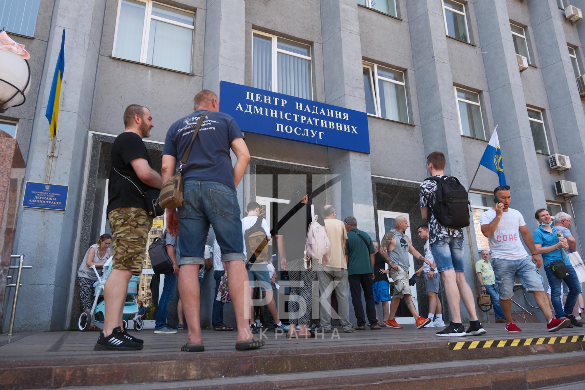 Черги - на години, на оновлення - 5 днів. Що відбувається у ЦНАПах Києва і чи працюватимуть у вихідні